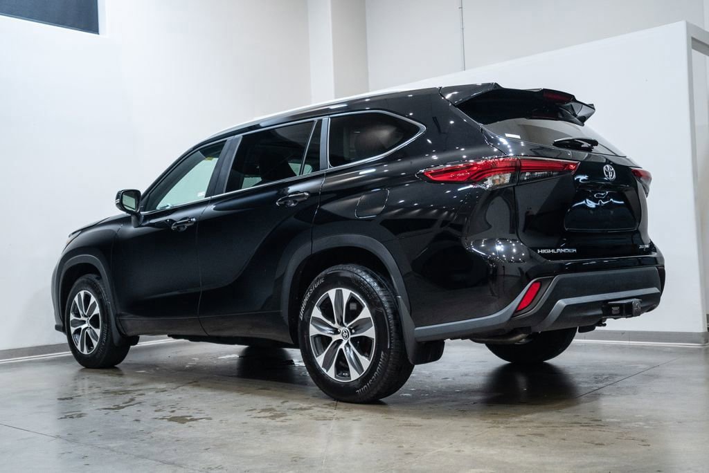 Used 2023 Toyota Highlander XLE AWD/4WD image 8