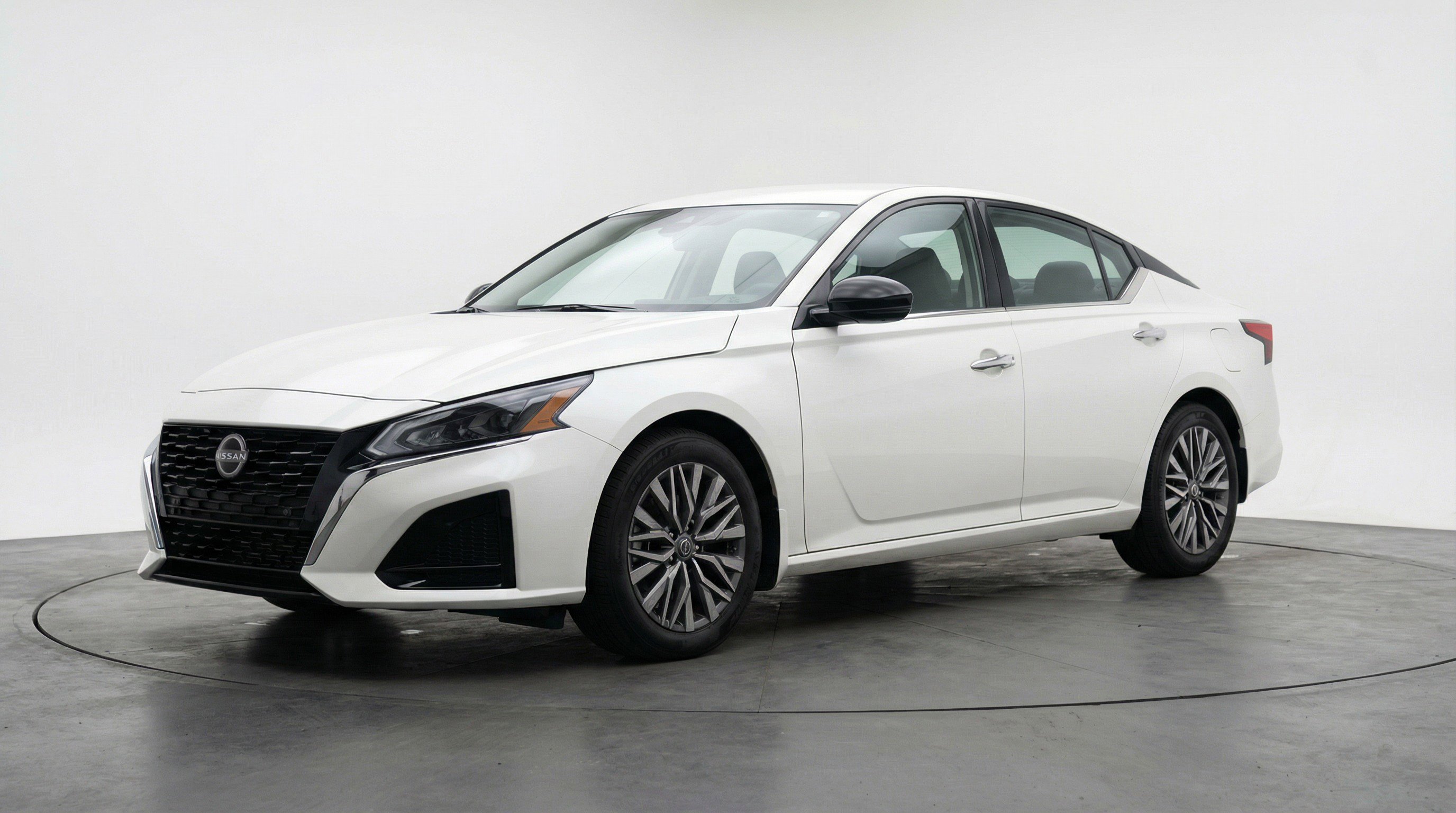 Used 2025 Nissan Altima 2.5 SV image 3