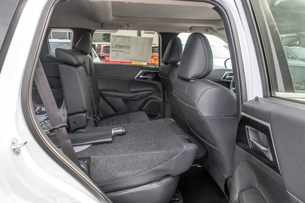 New 2025 Mitsubishi Outlander 4WD Plug-In Hybrid image 17