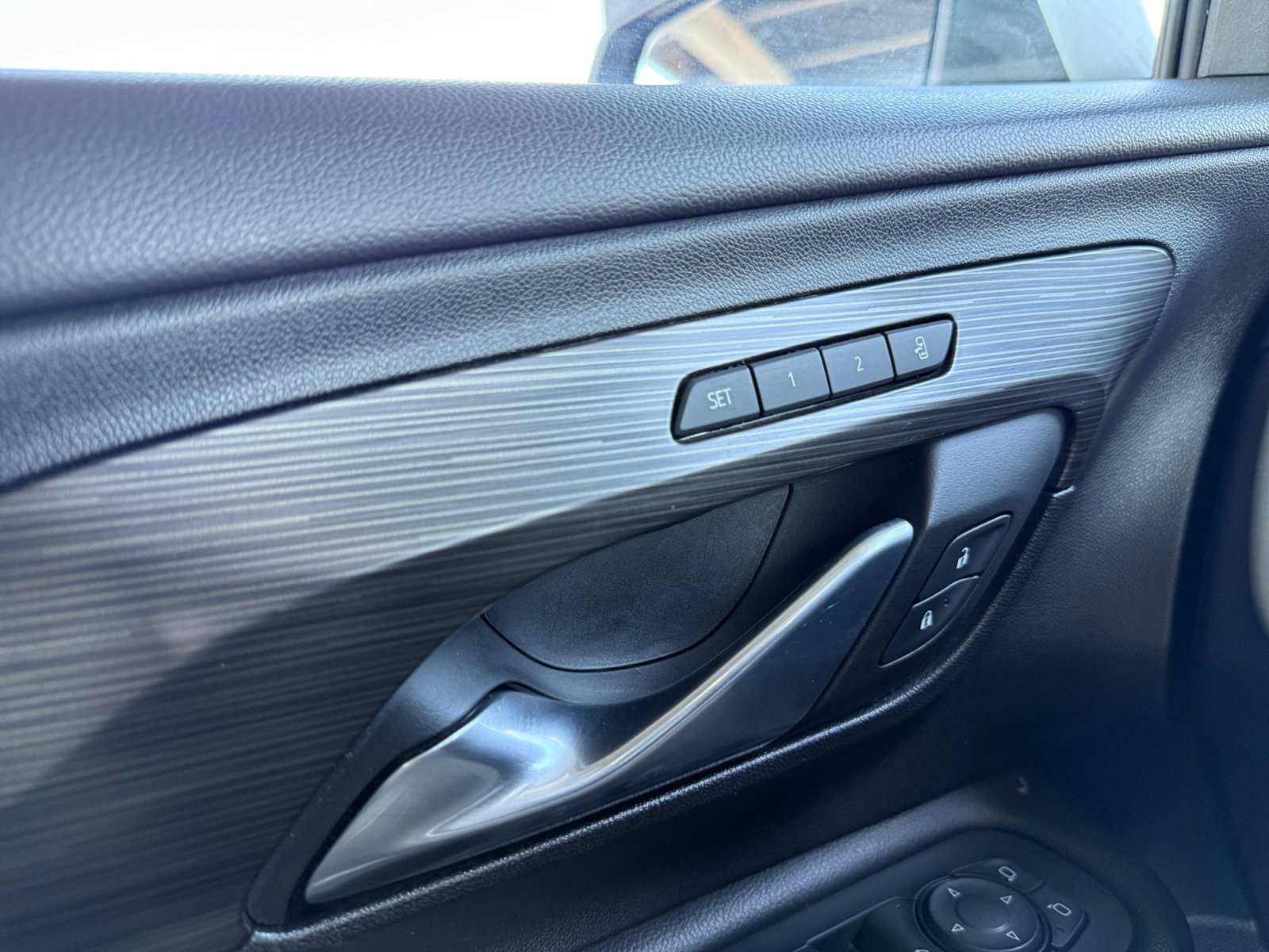 Used 2023 GMC Terrain SLT image 23