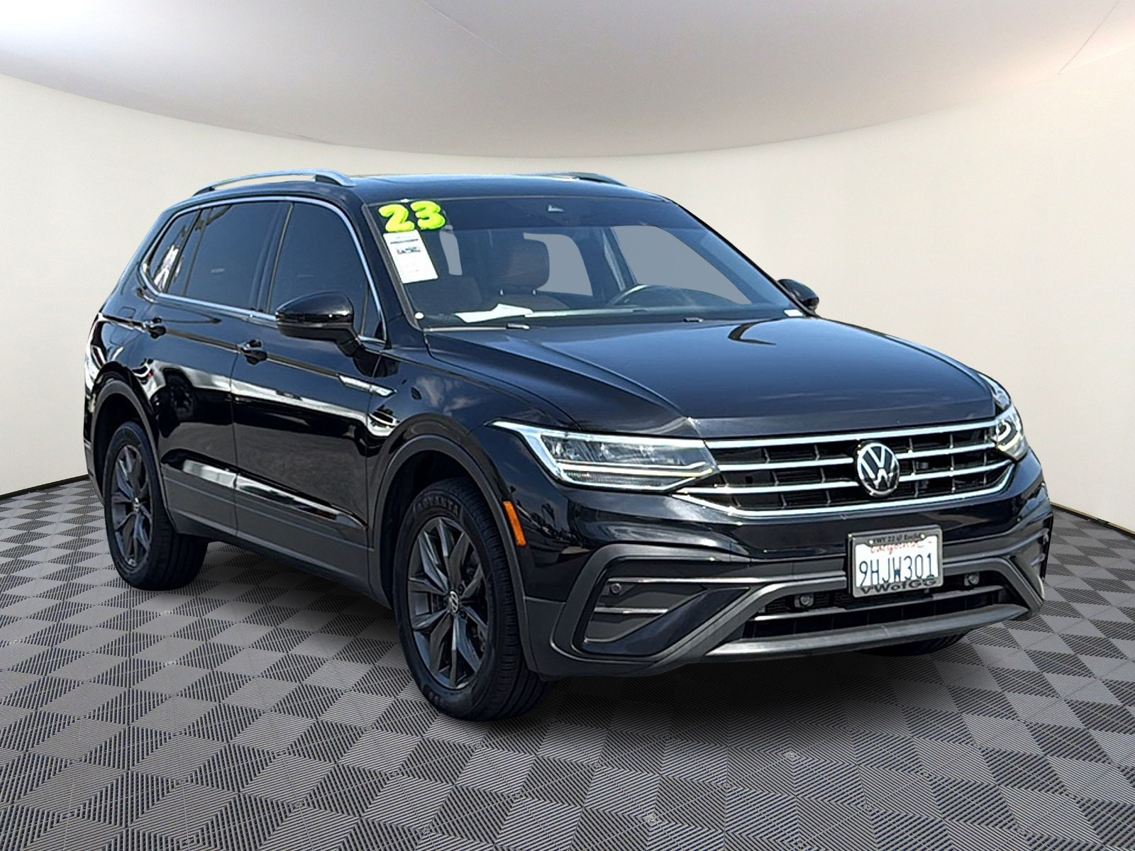 Used 2023 Volkswagen Tiguan SE w/ Panoramic Sunroof Package