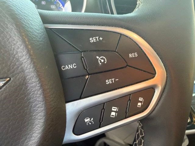 Used 2023 Chrysler Pacifica Touring-L FWD image 10