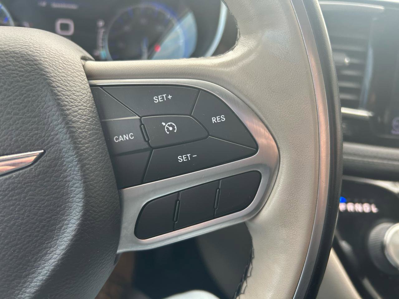 Used 2019 Chrysler Pacifica Limited image 17