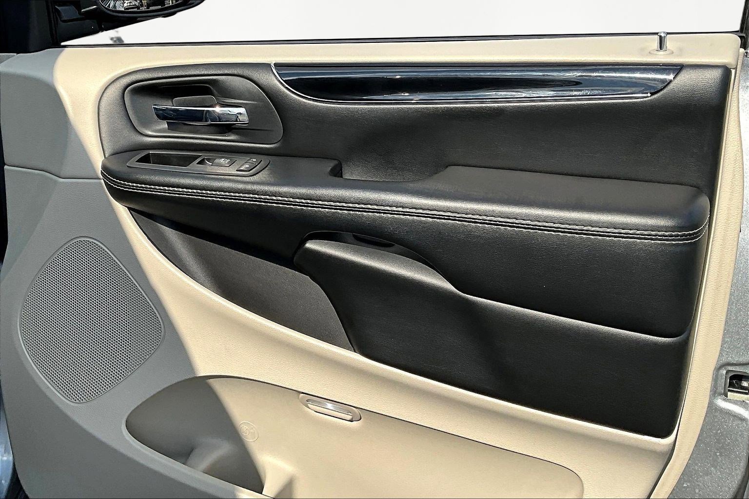 Used 2020 Dodge Grand Caravan SXT FWD image 28