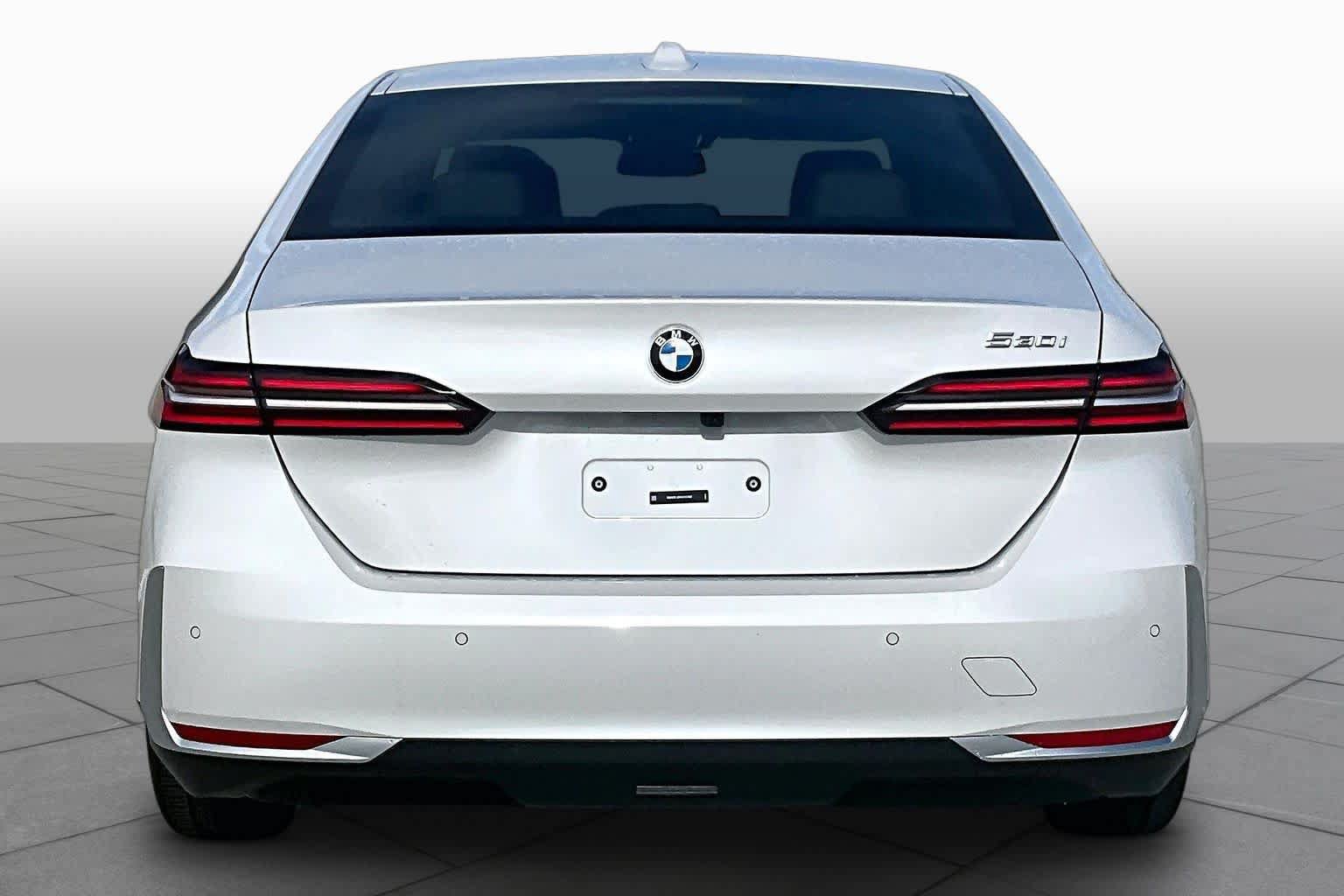 Used 2027 BMW 530i w/ Premium Package RWD image 4