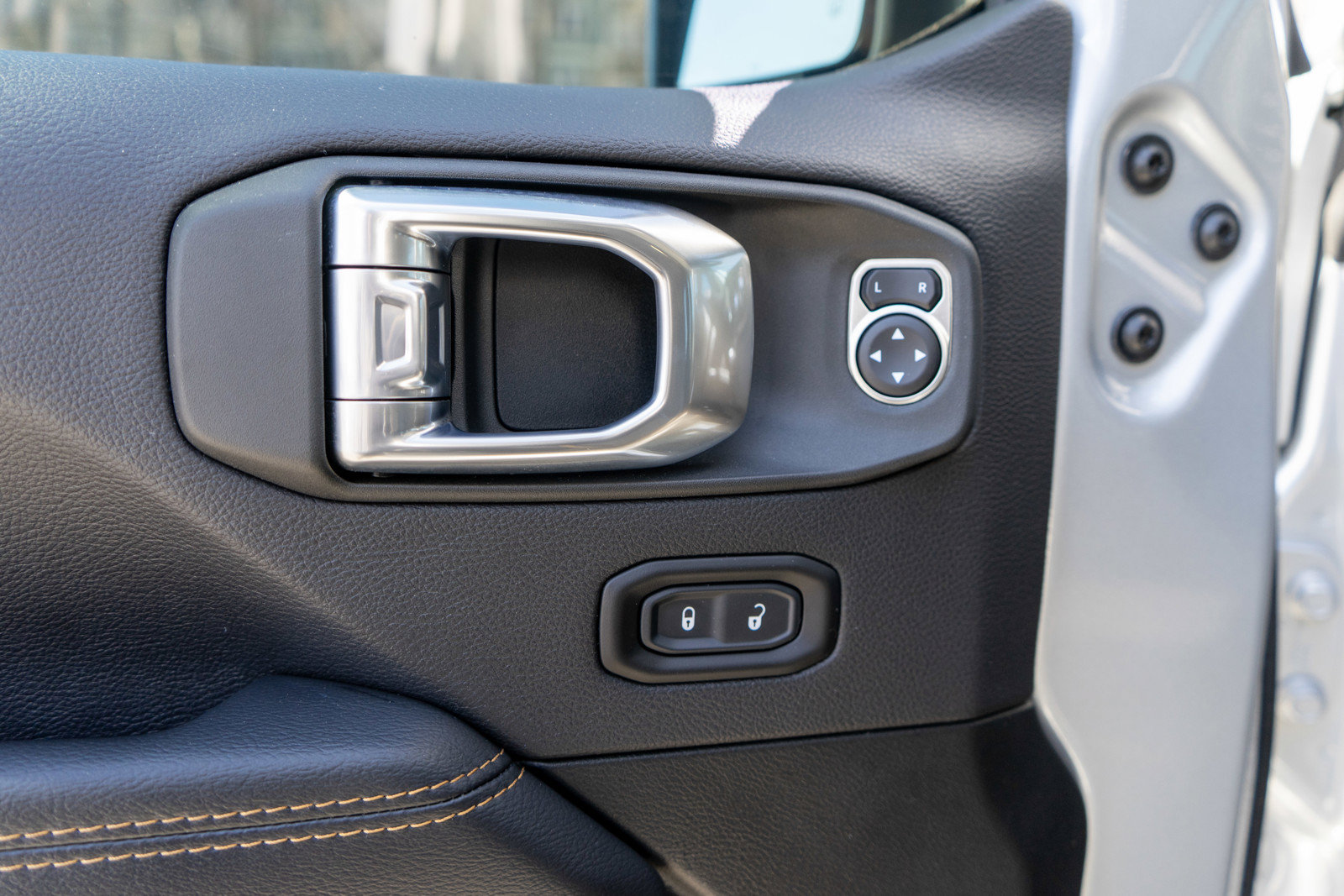 Used 2022 Jeep Wrangler Unlimited Sahara AWD/4WD image 15