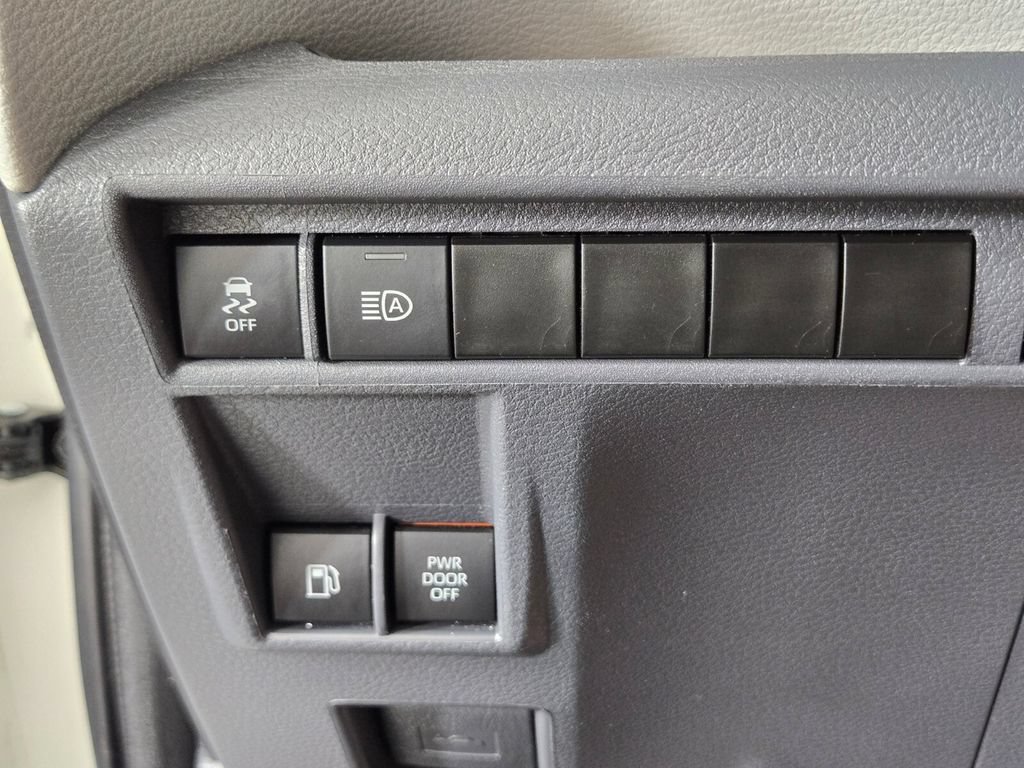 Used 2023 Toyota Sienna LE AWD/4WD image 32