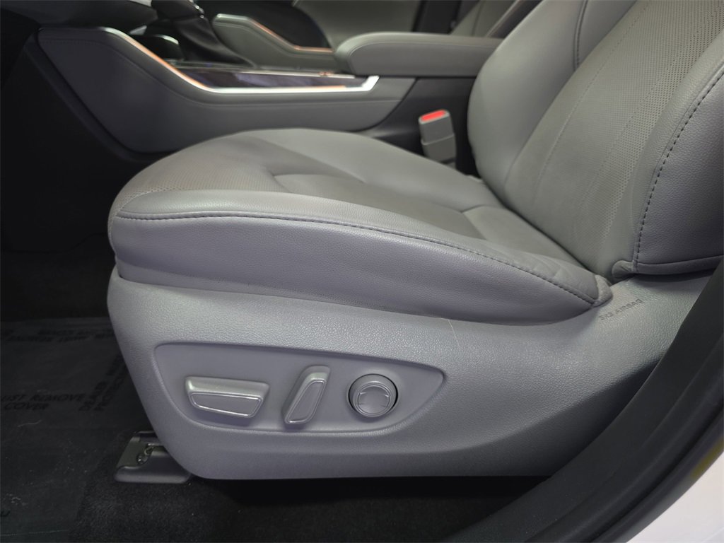 Used 2021 Toyota Highlander Limited image 27