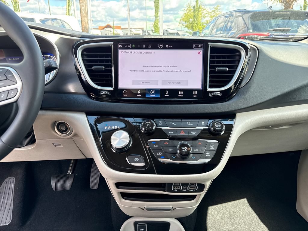 Used 2024 Chrysler Pacifica Touring-L FWD image 24