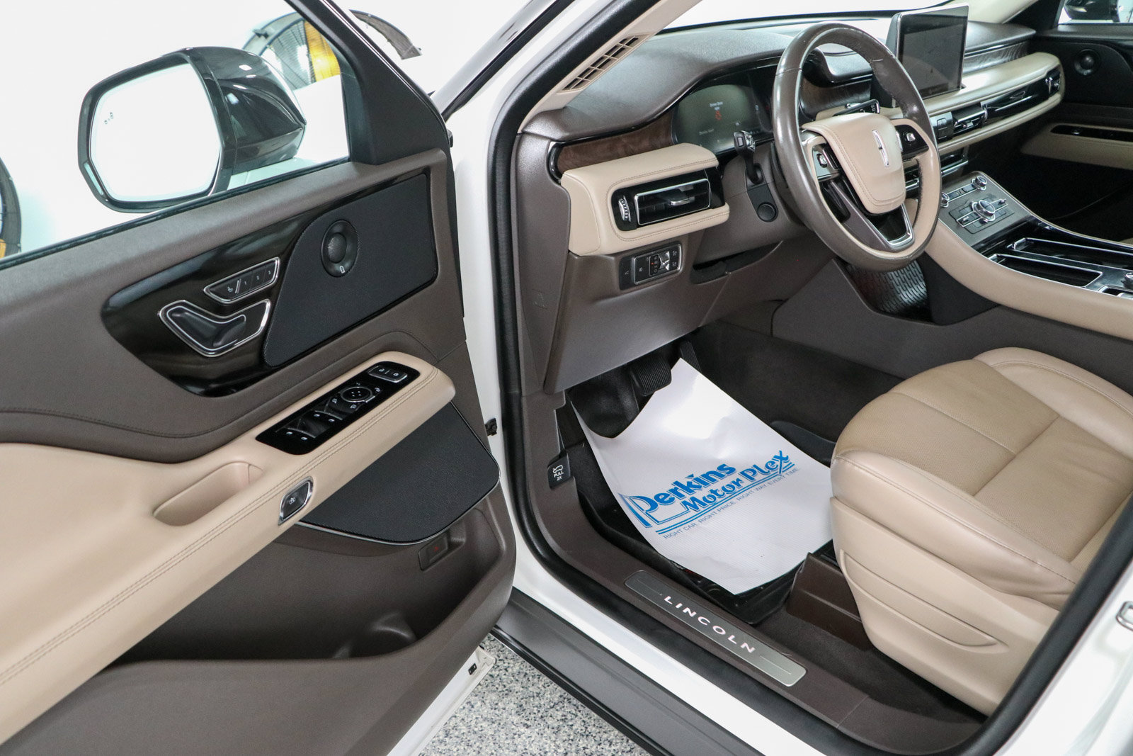 Used 2023 Lincoln Aviator Reserve w/ Equipment Group 201A RWD image 4