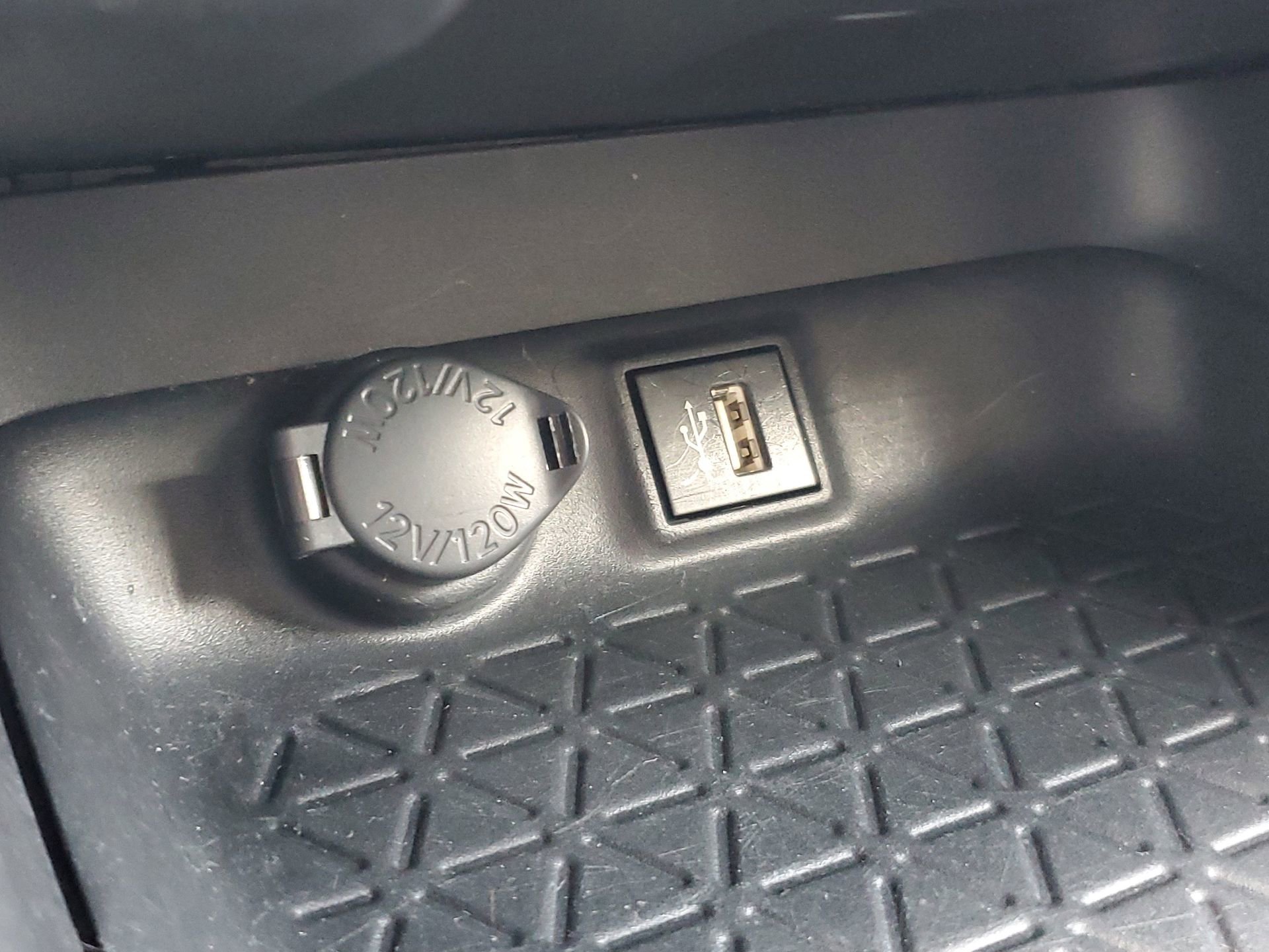 Used 2024 Toyota RAV4 XLE FWD image 32