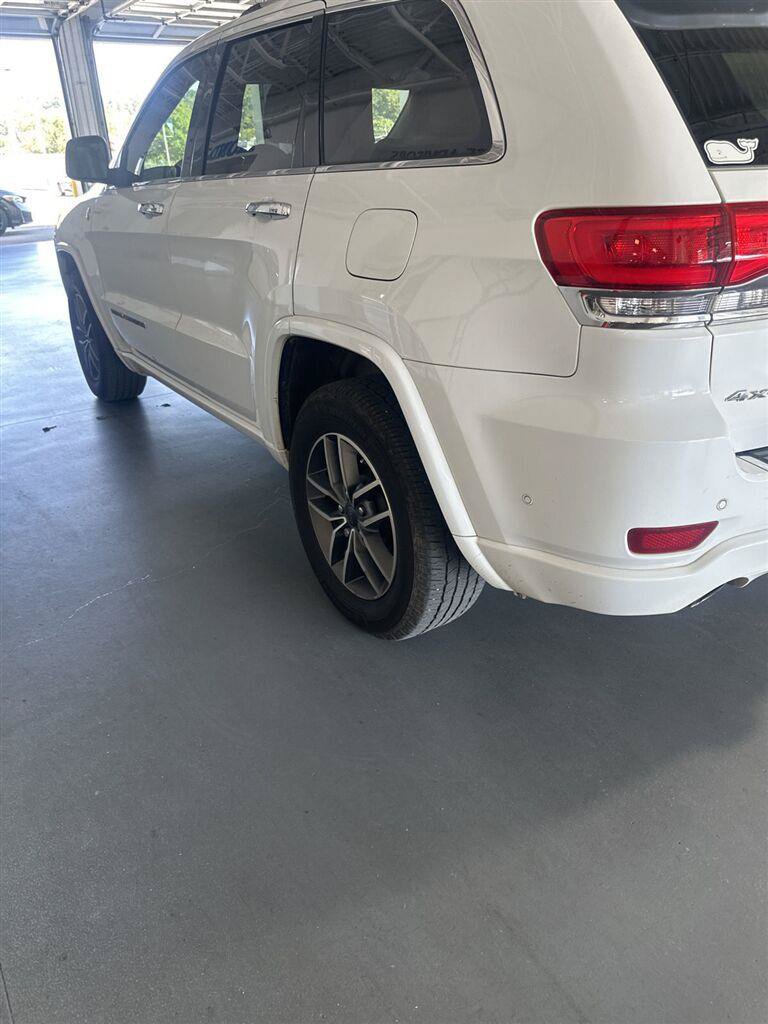 Used 2020 Jeep Grand Cherokee Overland AWD/4WD image 3