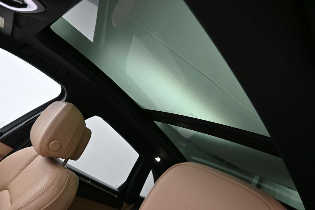 Certified 2025 Porsche Macan AWD/4WD image 11