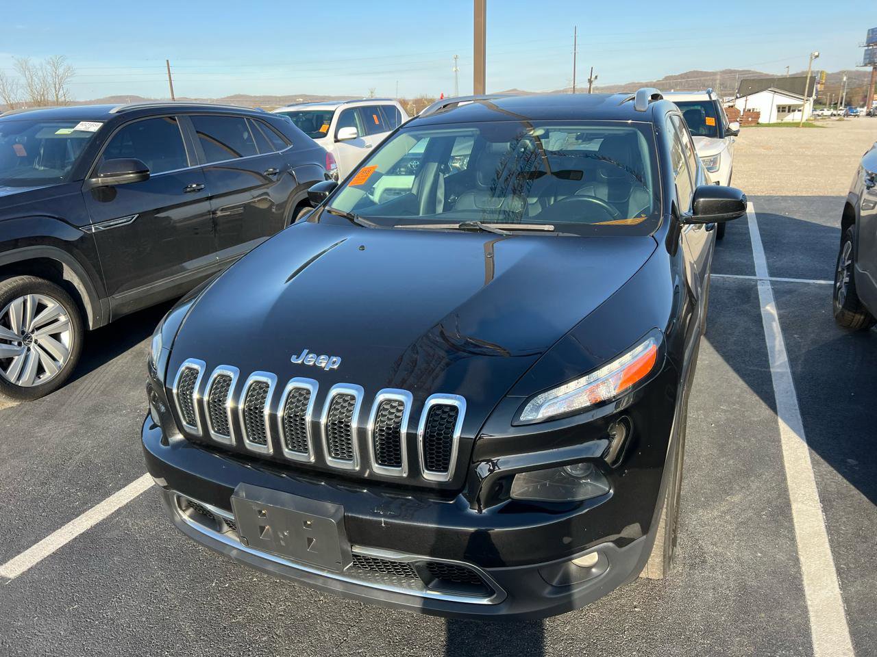 Used 2016 Jeep Cherokee Limited AWD/4WD image 2
