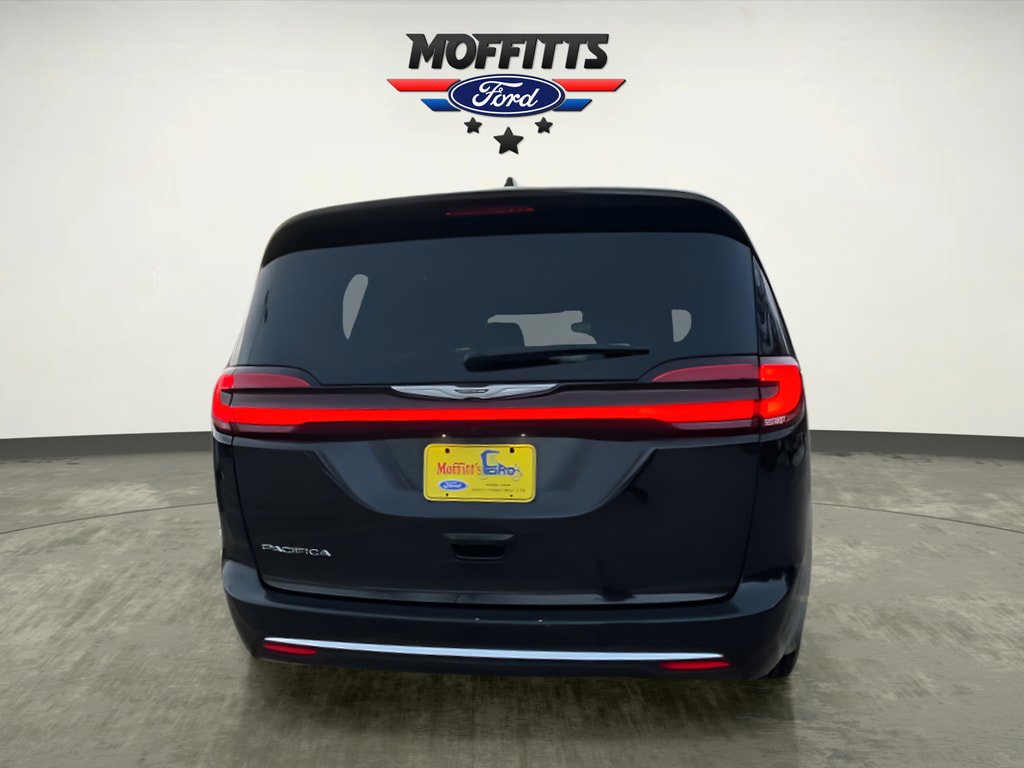 Used 2023 Chrysler Pacifica Touring-L FWD image 4