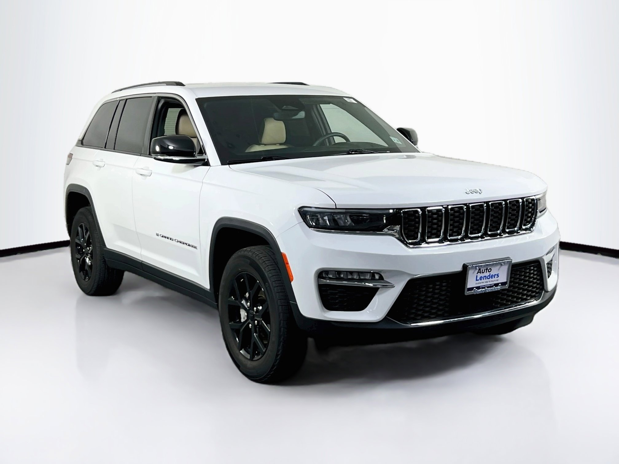 Used 2023 Jeep Grand Cherokee Limited AWD/4WD image 3