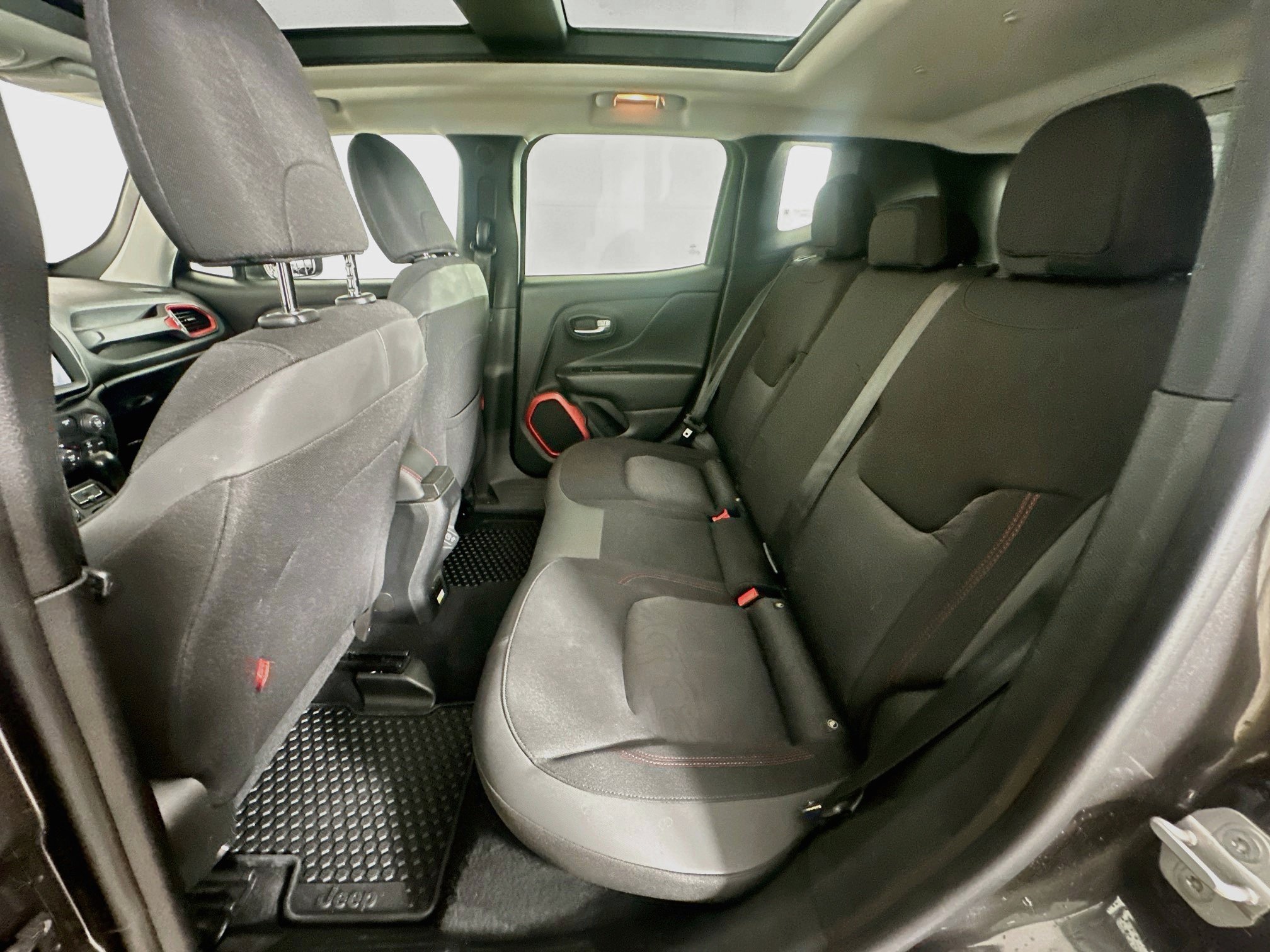 Used 2019 Jeep Renegade Trailhawk w/ UConnect 8.4 Nav Group AWD/4WD image 28