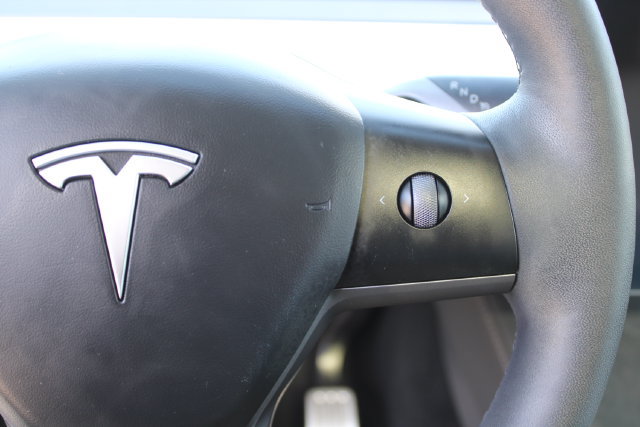 Used 2023 Tesla Model Y Performance AWD/4WD image 13