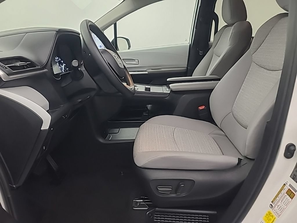 Used 2026 Toyota Sienna LE FWD image 24