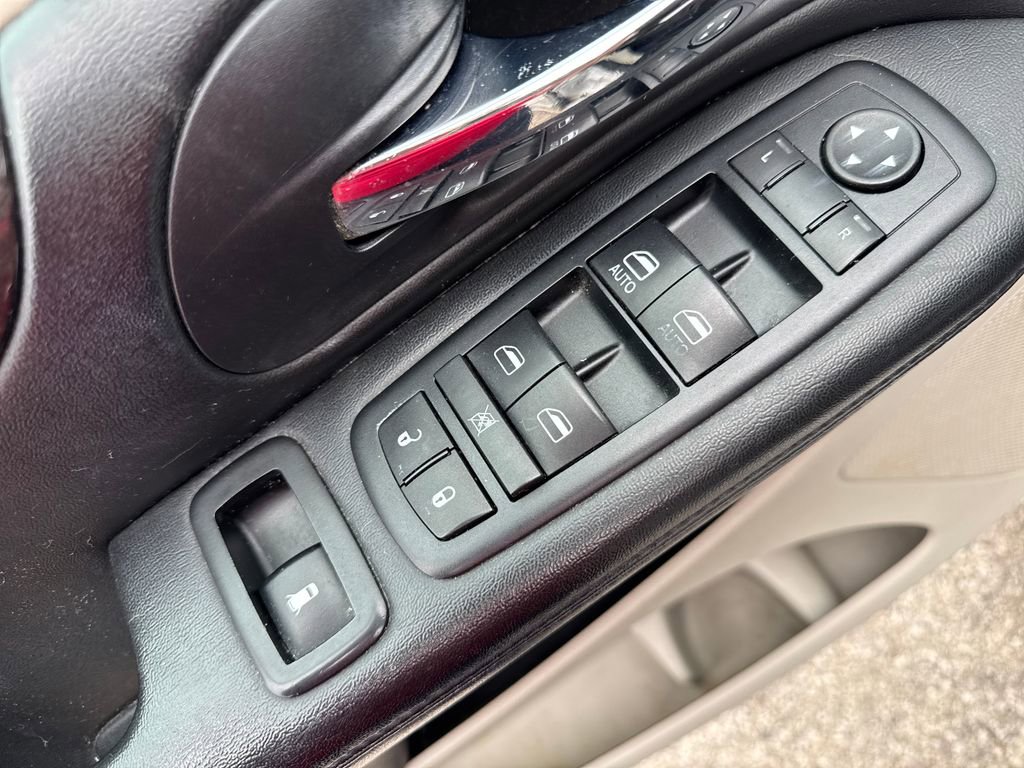 Used 2012 Dodge Grand Caravan SXT FWD image 12