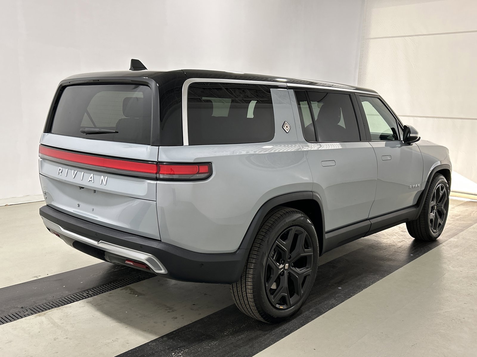 Used 2023 Rivian R1S Adventure image 5