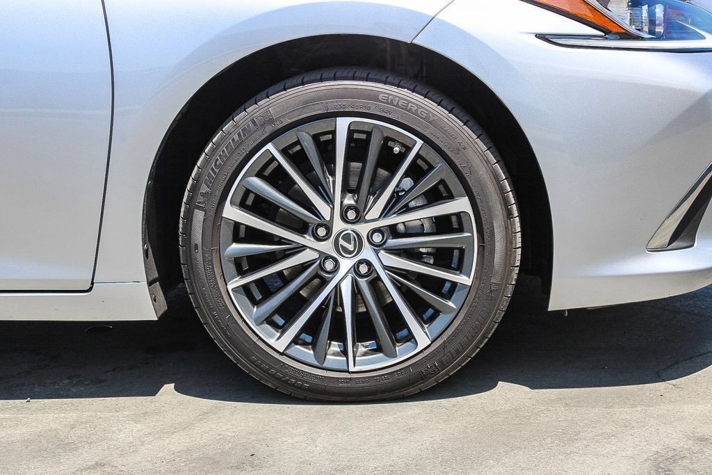 Used 2025 Lexus ES 300h w/ Premium Package FWD image 11