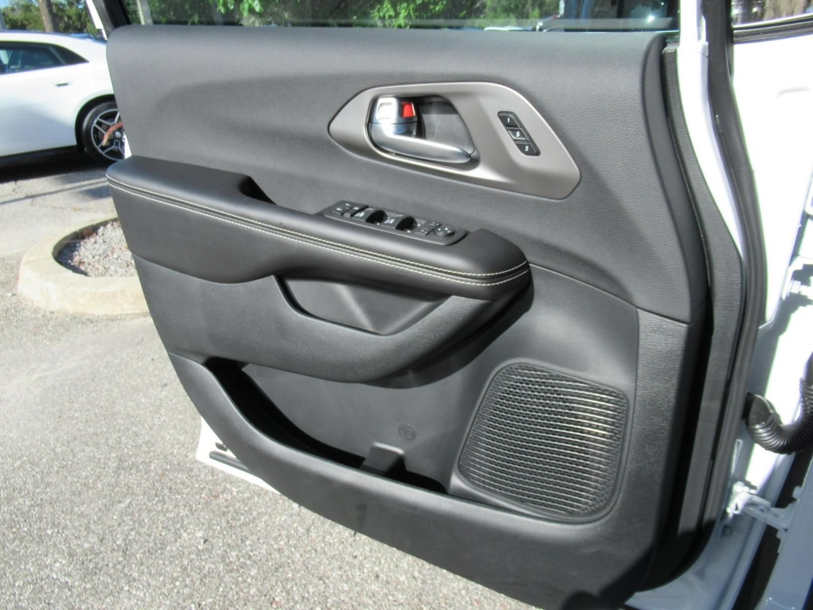 New 2027 Chrysler Pacifica Select FWD image 19