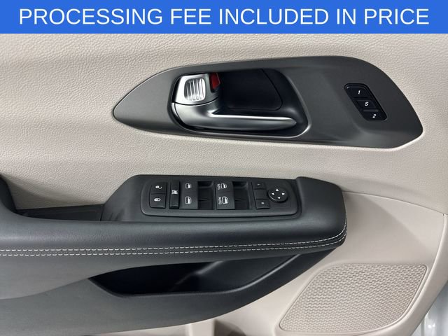 Used 2023 Chrysler Pacifica Touring-L FWD image 5