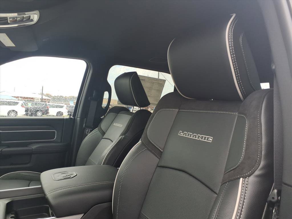 New 2026 RAM 2500 Laramie AWD/4WD image 18