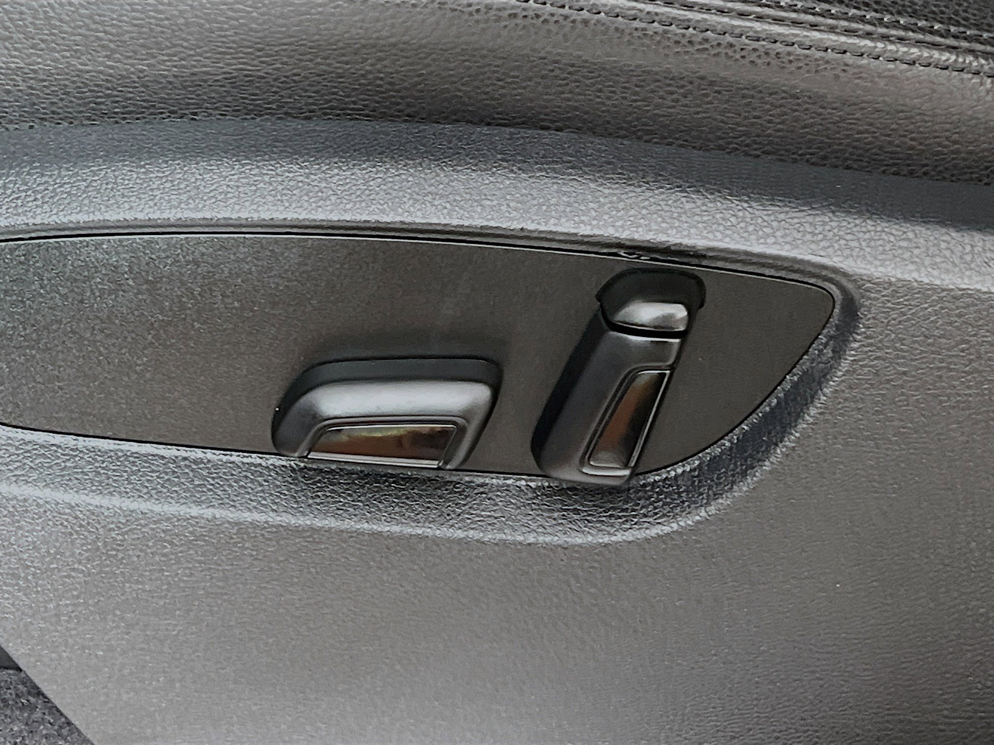 Used 2014 Volkswagen Touareg Sport image 16