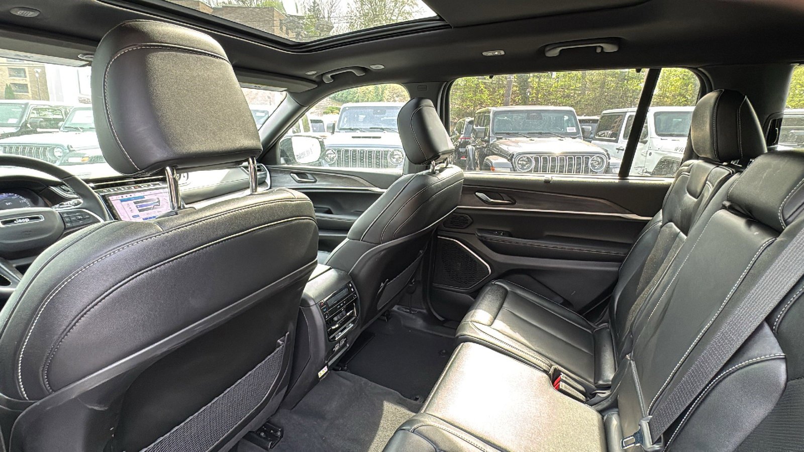 Certified 2025 Jeep Grand Cherokee L Limited w/ Luxury Tech Group II AWD/4WD image 30