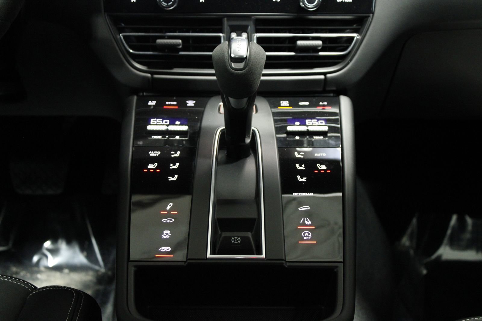 Certified 2025 Porsche Macan GTS image 36