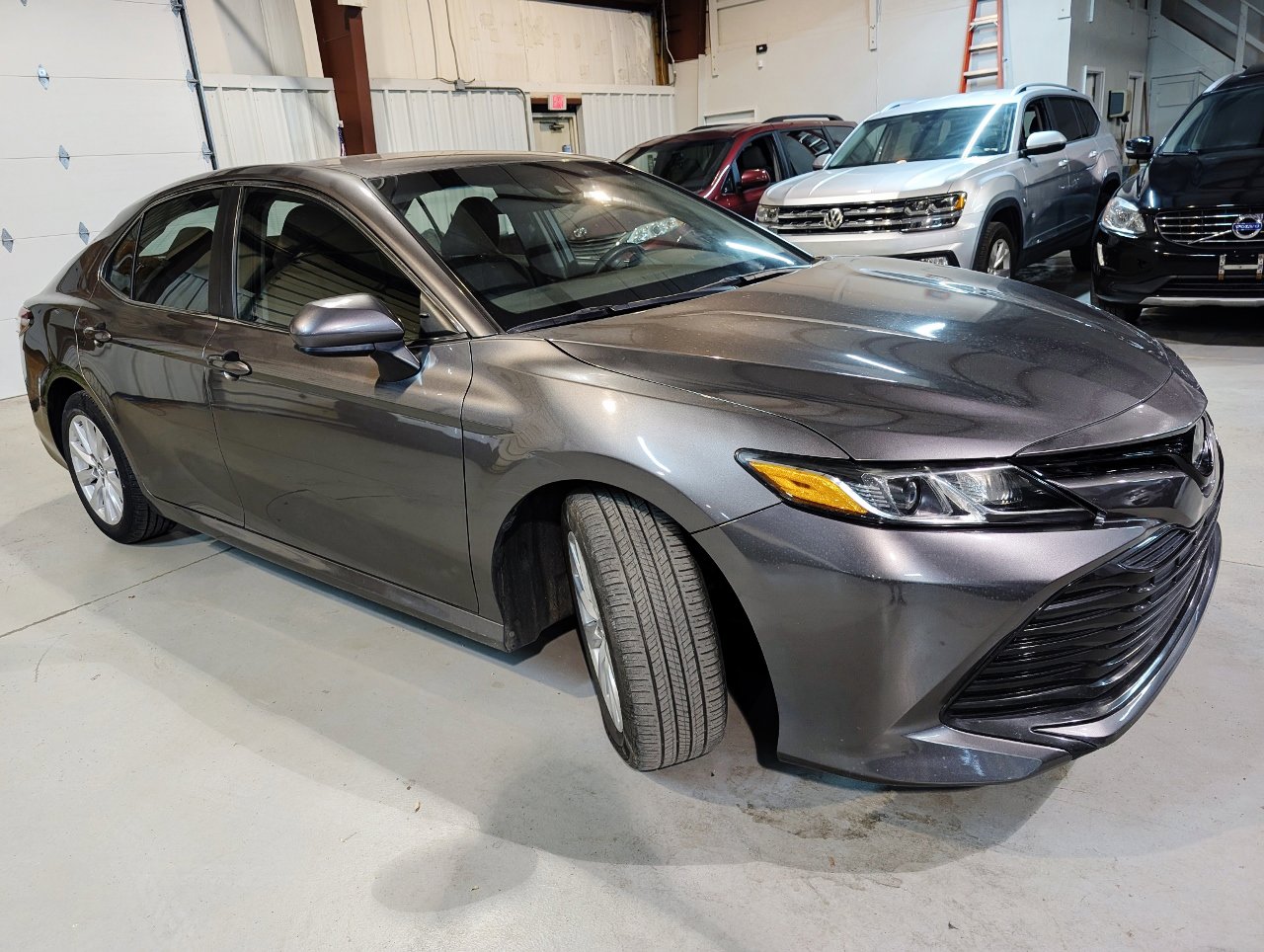 Used 2018 Toyota Camry LE image 9