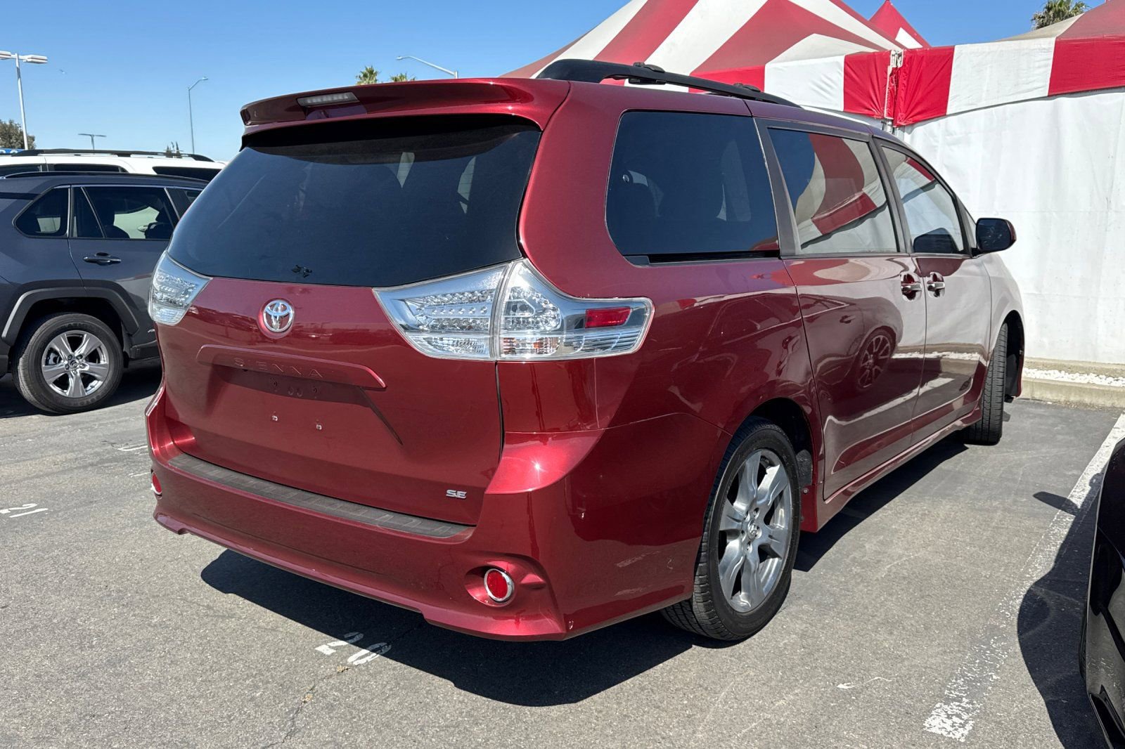 Certified 2017 Toyota Sienna SE w/ SE Preferred Package FWD image 5