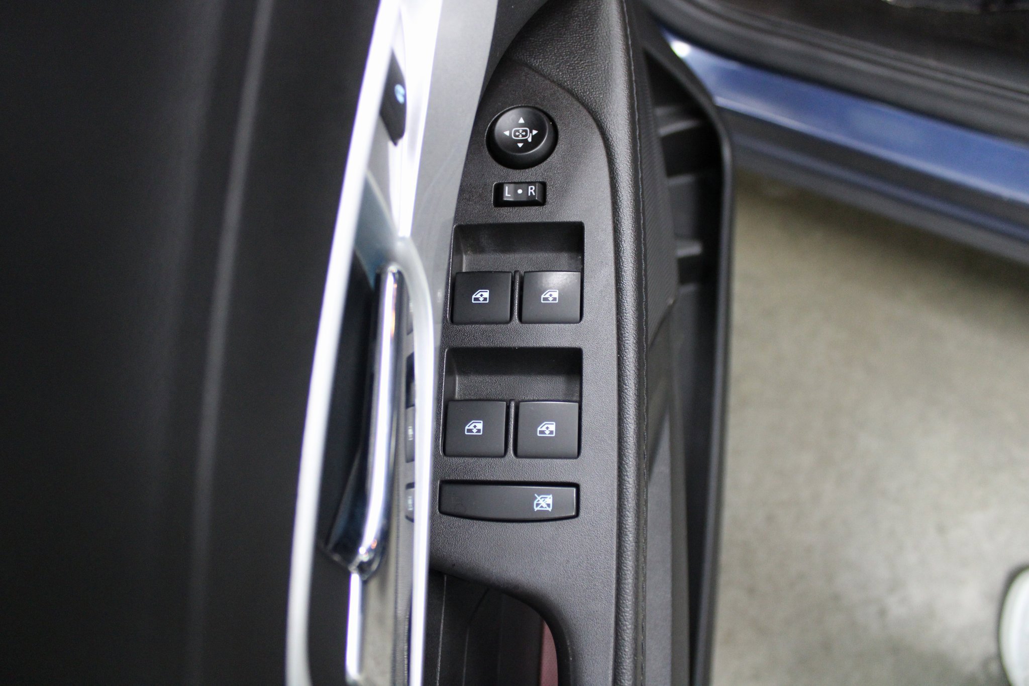 Used 2016 Chevrolet Equinox LTZ w/ Enhanced Convenience Package image 13