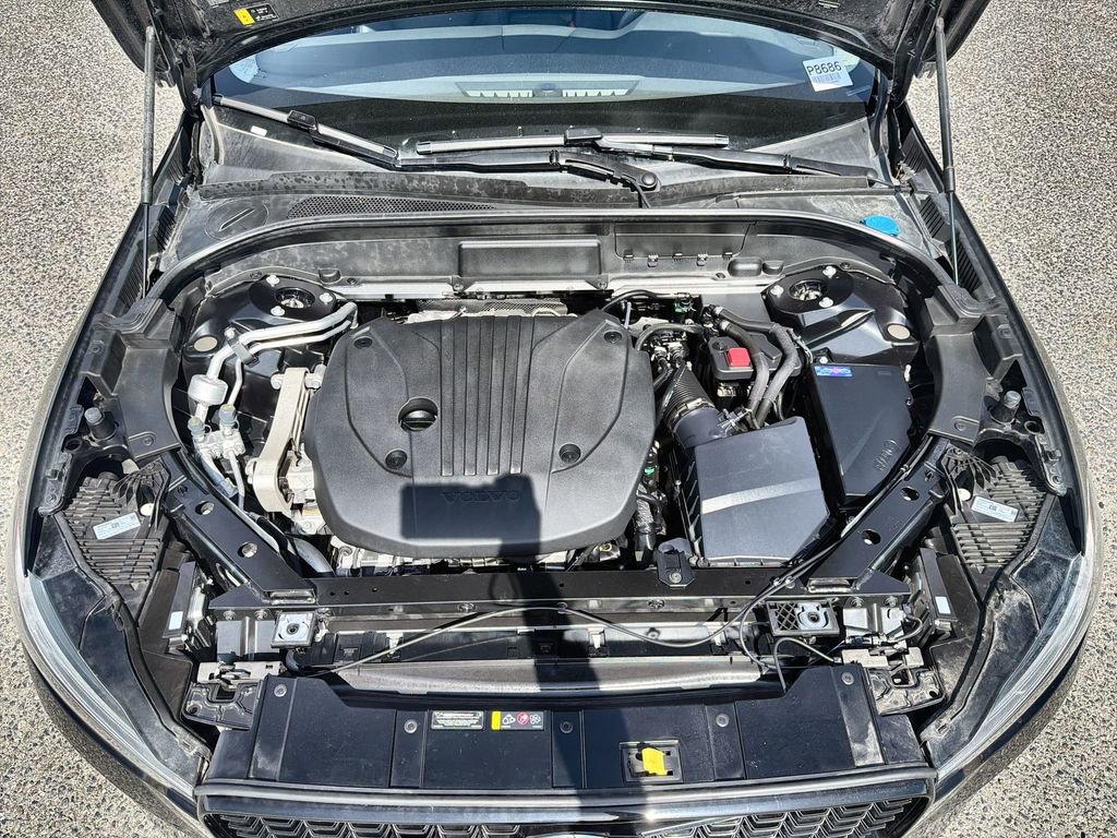 Used 2025 Volvo XC60 B5 Plus image 18