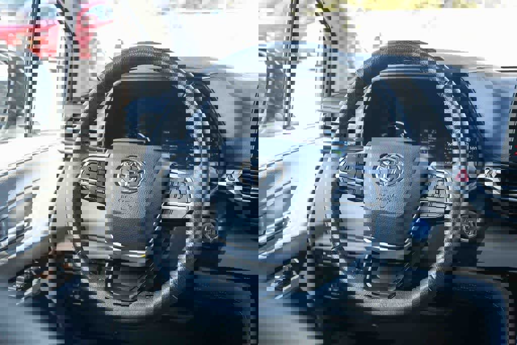 Used 2022 Toyota Sienna XLE w/ XLE Plus Package image 12