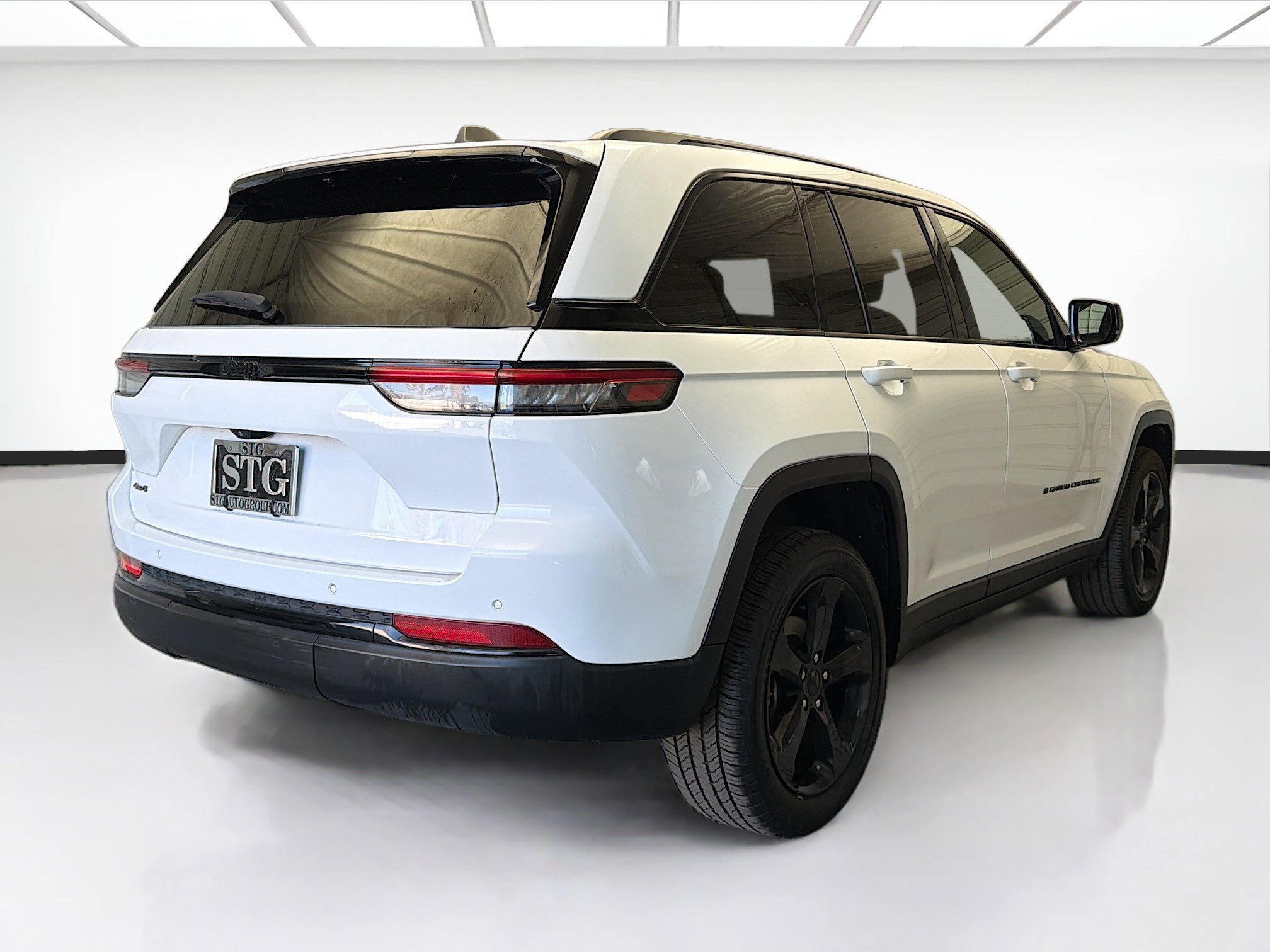 Used 2023 Jeep Grand Cherokee Altitude image 4