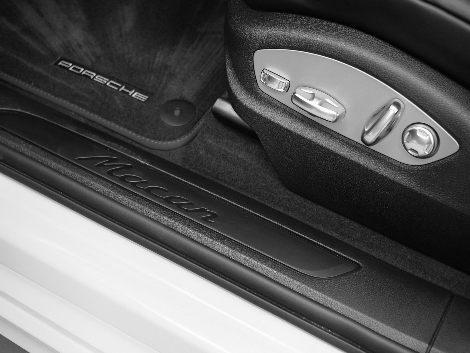 Certified 2025 Porsche Macan AWD/4WD image 25