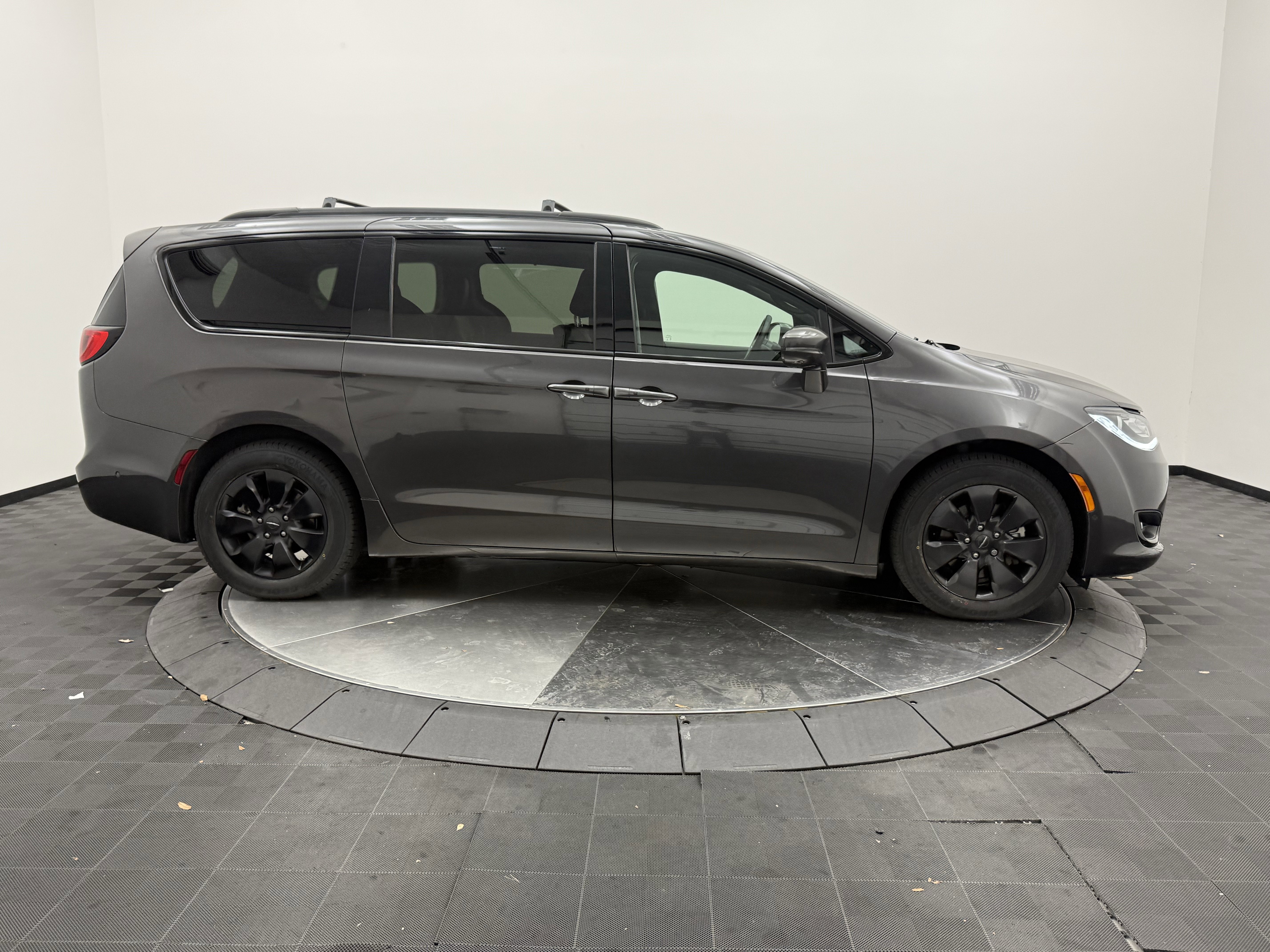 Used 2020 Chrysler Pacifica Limited w/ Advanced Safetytec Group FWD image 8