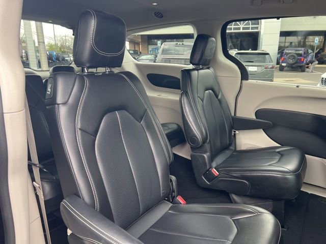 Used 2024 Chrysler Pacifica Touring-L FWD image 25