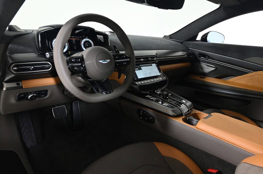 Used 2025 Aston Martin Vanquish image 3