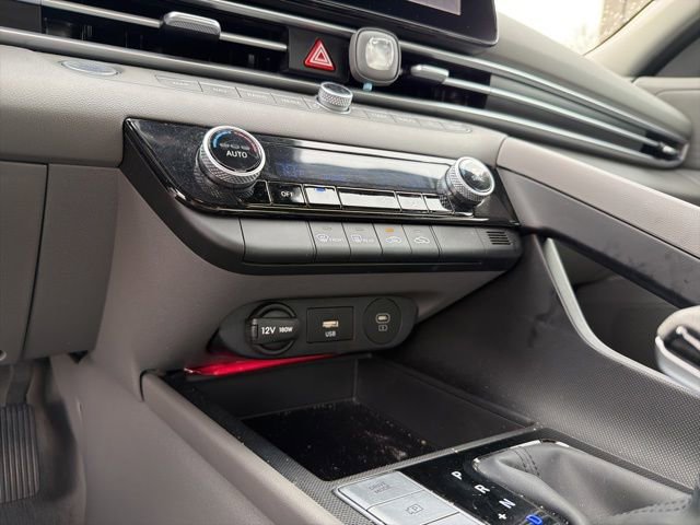 Certified 2024 Hyundai Elantra SEL image 17