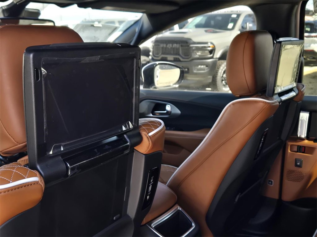 New 2026 Chrysler Pacifica Pinnacle w/ Trailer Tow Group image 17