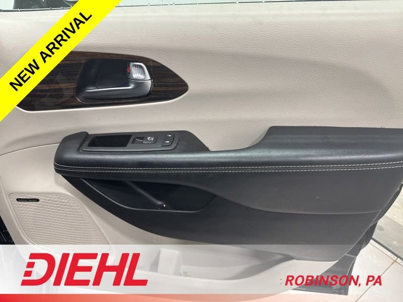 Used 2023 Chrysler Pacifica Limited w/ Uconnect Theater Family Group image 16