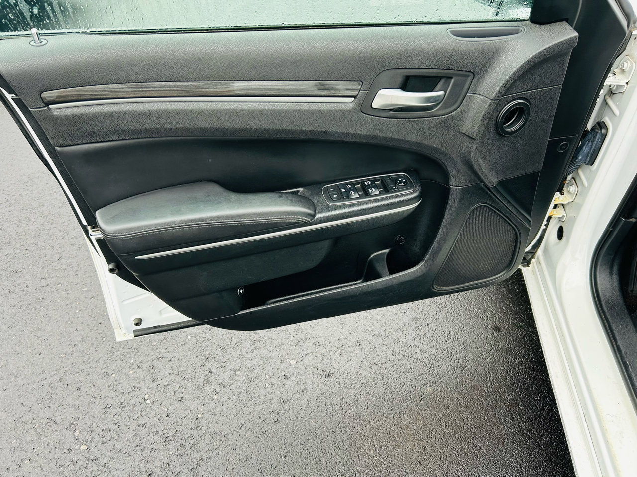 Used 2018 Chrysler 300 Touring w/ Sport Appearance Package image 15