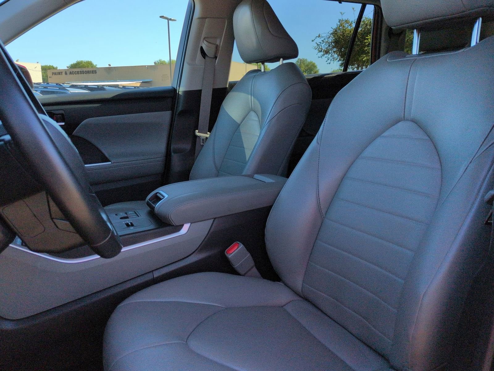 Used 2023 Toyota Highlander XLE image 26