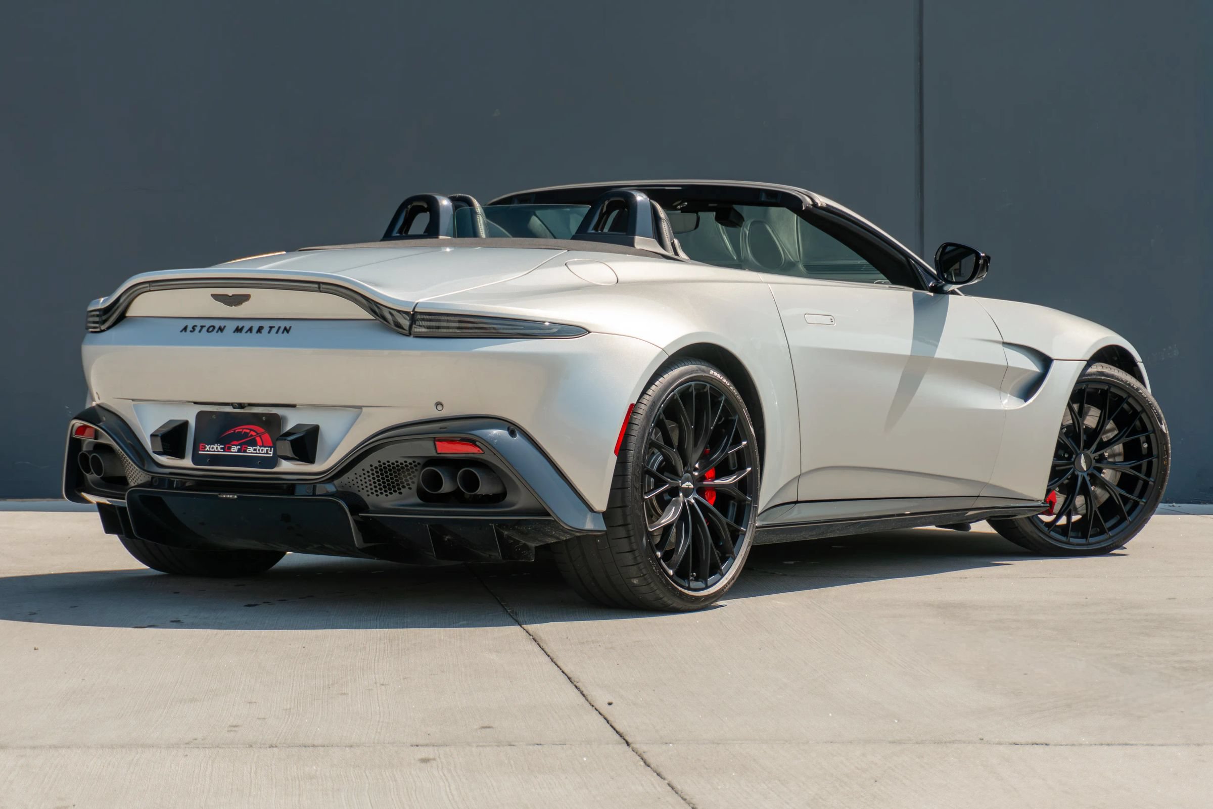 Used 2022 Aston Martin V8 Vantage Roadster RWD image 8