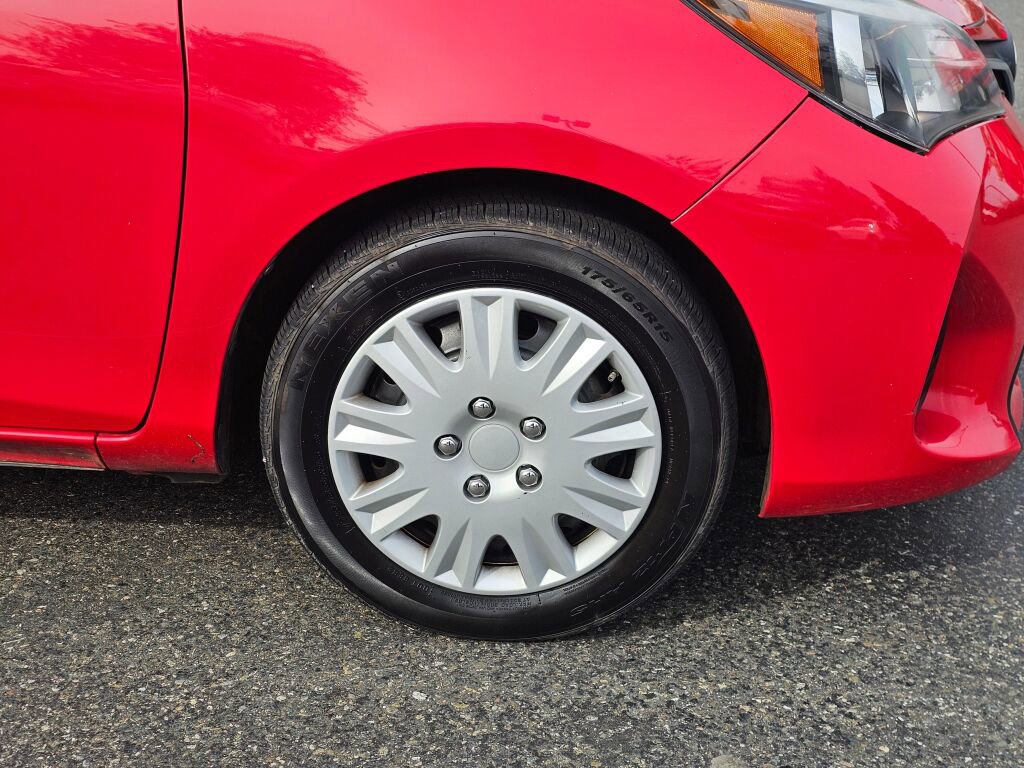 Used 2015 Toyota Yaris L image 9