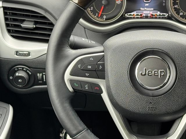 Used 2016 Jeep Cherokee Overland AWD/4WD image 23